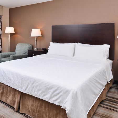 Holiday Inn Express & Suites Emporia Northwest By Ihg Eksteriør billede